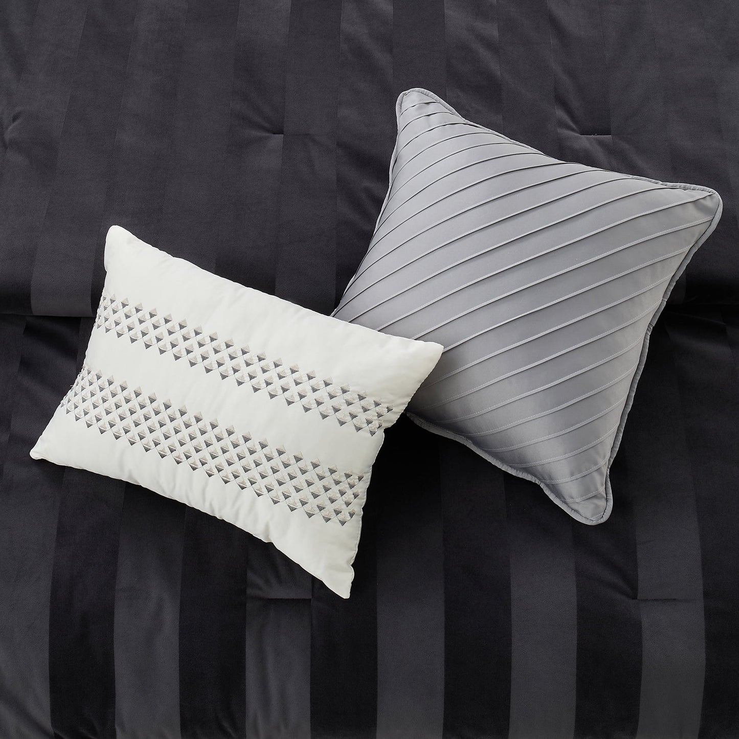 deelivo-queen-size-velvet-striped-comforter-set-5-piece-luxury-comforter-bed-set-for-all-sea-19868117461 7530c2d6-99fe-42b7-850d-dd34b8e90e67.2e11726d4471cc6468d71750fa84c5d9.jpeg