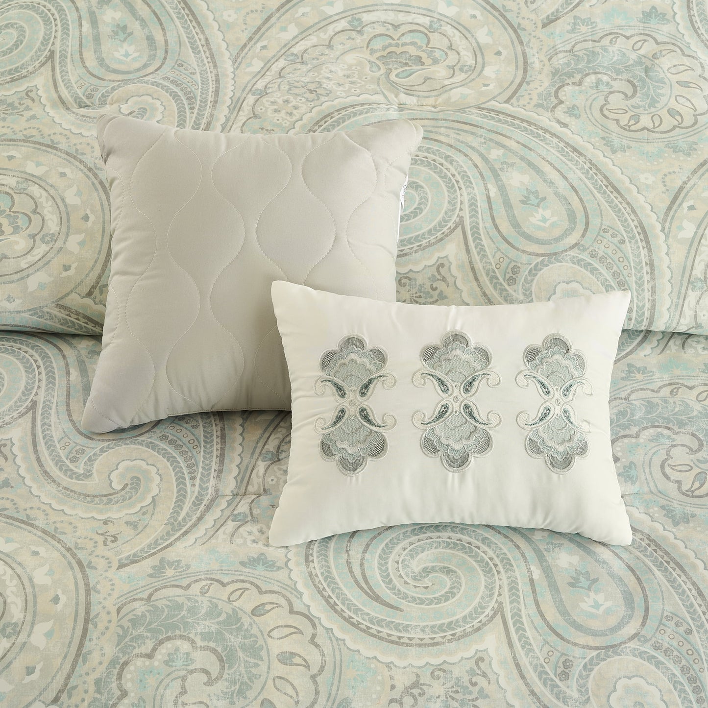 deelivo-8-piece-comforter-set-reversible-floral-bedding-with-bed-skirt-and-decor-pillows-kin-18502607706 d9fb1730-303a-40ae-9a4b-4f9eb3a37f02.979649890876b26ac61e0982bec1f489.jpeg