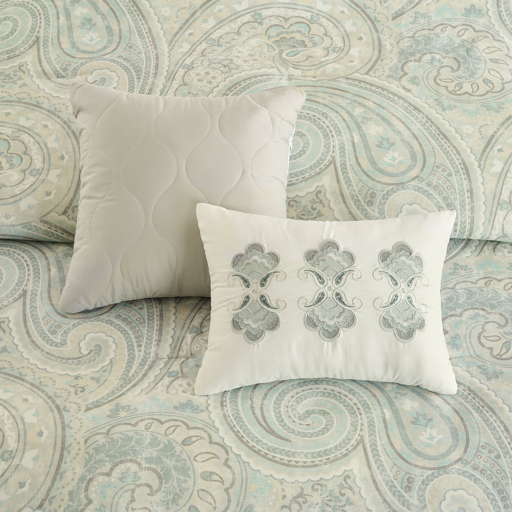 deelivo-8-piece-comforter-set-reversible-floral-bedding-with-bed-skirt-and-decor-pillows-kin-18502607706 d9fb1730-303a-40ae-9a4b-4f9eb3a37f02.979649890876b26ac61e0982bec1f489.jpeg